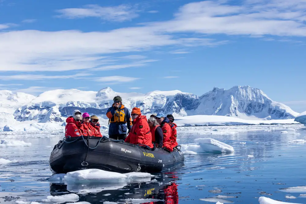 Fahrt mit einem Zodiac durch das Polarmeer der Antarktis