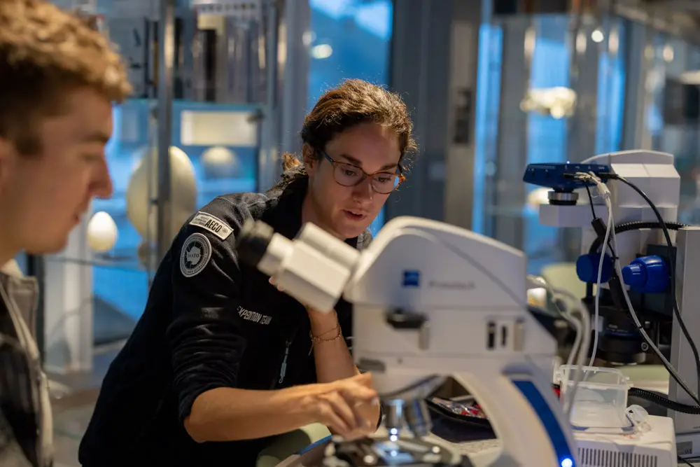 Science Center der MS Fridtjof Nansen von Hurtigruten mit Mikroskopen