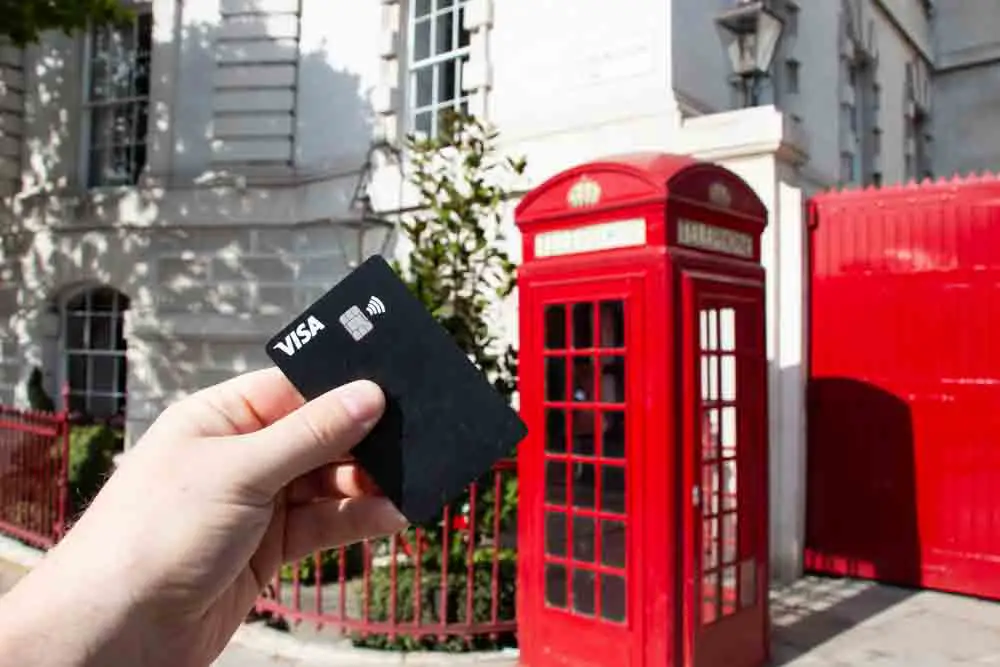 Karte von Visa mit einer roten Telefonbox in London im UK Karte von Visa mit einer roten Telefonbox in London im UK